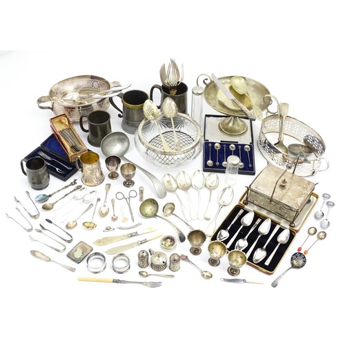 581 - A quantity of silver plated wares to include assorted flatware / cutlery, sugar tongs, teaspoons, co... 