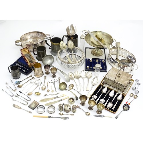 581 - A quantity of silver plated wares to include assorted flatware / cutlery, sugar tongs, teaspoons, co... 