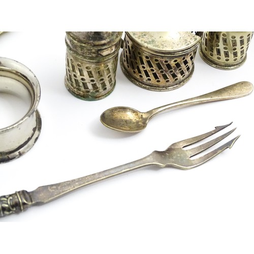 581 - A quantity of silver plated wares to include assorted flatware / cutlery, sugar tongs, teaspoons, co... 