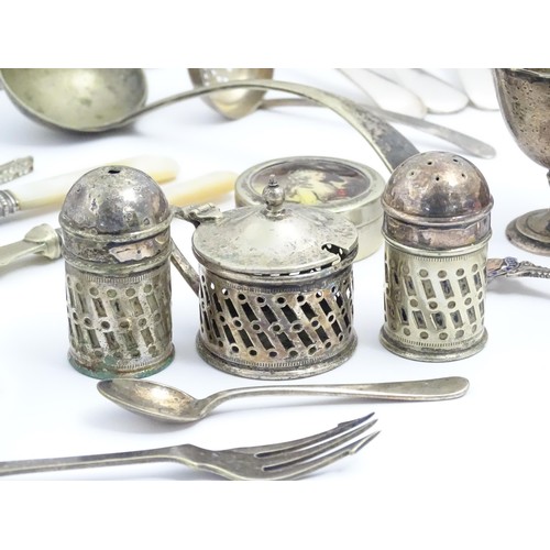 581 - A quantity of silver plated wares to include assorted flatware / cutlery, sugar tongs, teaspoons, co... 