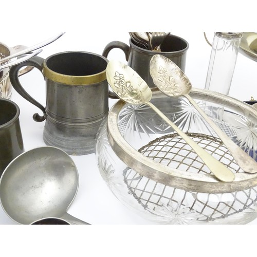 581 - A quantity of silver plated wares to include assorted flatware / cutlery, sugar tongs, teaspoons, co... 