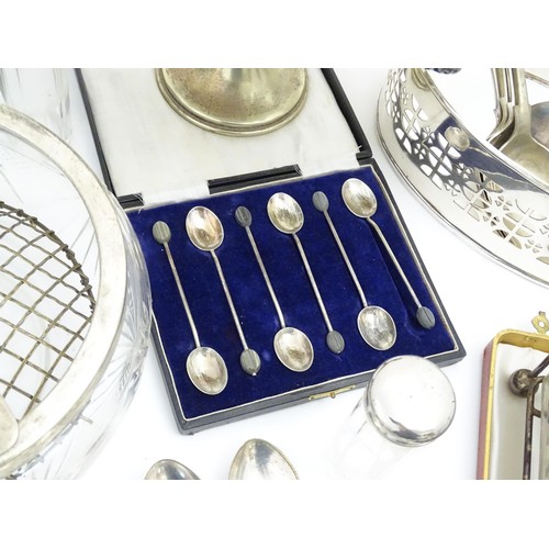 581 - A quantity of silver plated wares to include assorted flatware / cutlery, sugar tongs, teaspoons, co... 