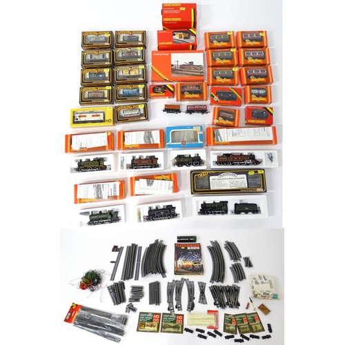 851 - Toys - Model Train / Railway Interest : A quantity of 00 gauge Hornby scale model locomotives / carr... 