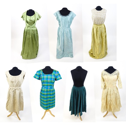 1317 - Vintage fashion / clothing: Quantity of c1940's / 50's  bespoke / handmade clothing to include: A gr... 