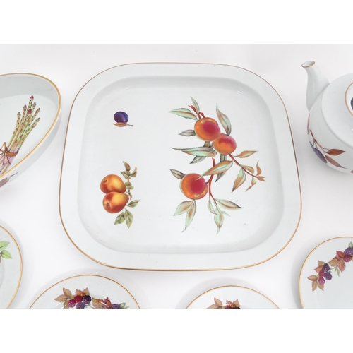 57 - A quantity of Royal Worcester dinner wares in the Evesham pattern to include plates, serving dishes,... 