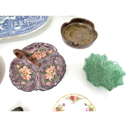 336 - A quantity of assorted ceramics to include a blue and white Willow pattern meat plate, a jug with sh... 