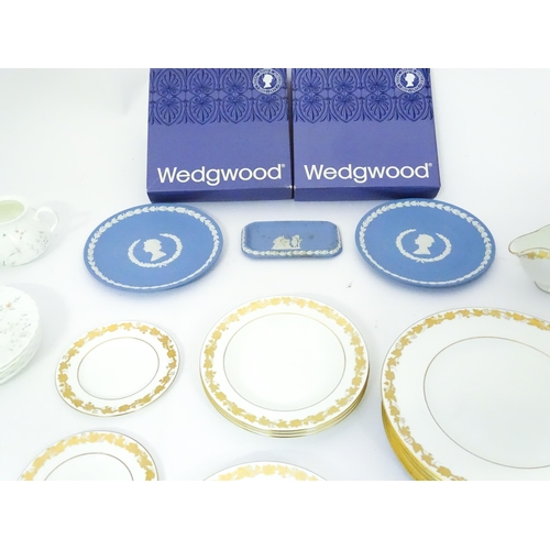 212 - Wedgwood : a quantity of assorted dinnerwares in the Whitehall and Campion patterns, together with t... 