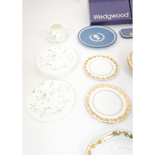 212 - Wedgwood : a quantity of assorted dinnerwares in the Whitehall and Campion patterns, together with t... 