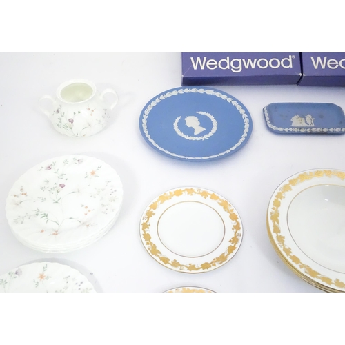 212 - Wedgwood : a quantity of assorted dinnerwares in the Whitehall and Campion patterns, together with t... 