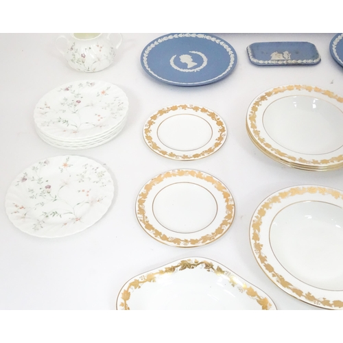 212 - Wedgwood : a quantity of assorted dinnerwares in the Whitehall and Campion patterns, together with t... 