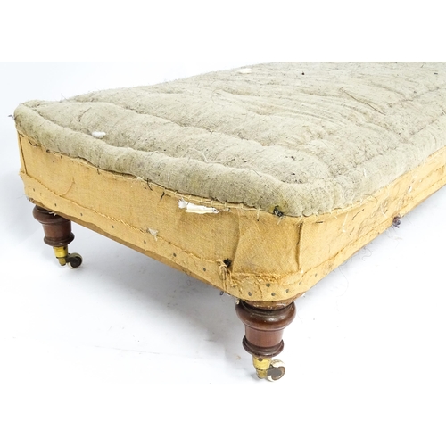 261 - A Victorian chaise longue / day bed, the mahogany frame with scrolling end and raised on four turned... 