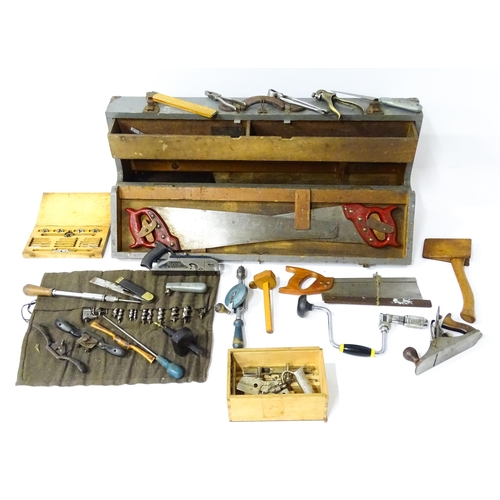 567 - A mid 20thC carpenter's portable tool box / tool chest, the fitted interior containing a quantity of... 