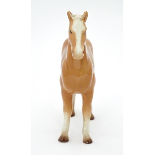 534 - A Beswick style model of a palomino horse. Approx. 7 1/4