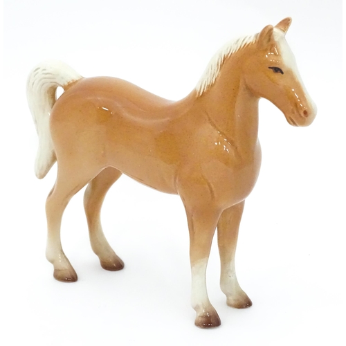 534 - A Beswick style model of a palomino horse. Approx. 7 1/4