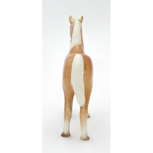 534 - A Beswick style model of a palomino horse. Approx. 7 1/4