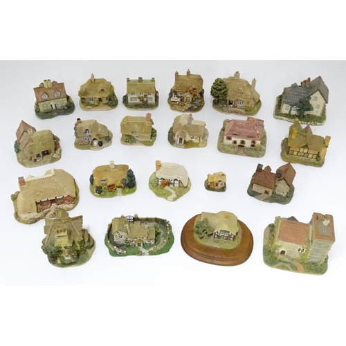 226 - A quantity of Lilliput lane and Leonardo model houses / buildings, the largest approx 3 3/4