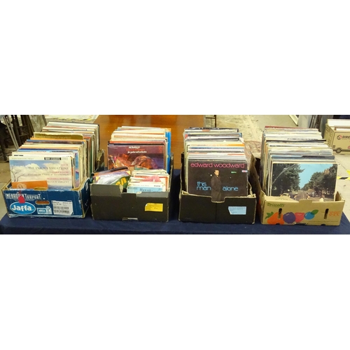 264 - A large quantity of mid to late 20thC vinyl 33rpm LPs / records and EPs / 45rpm singles , genres to ... 