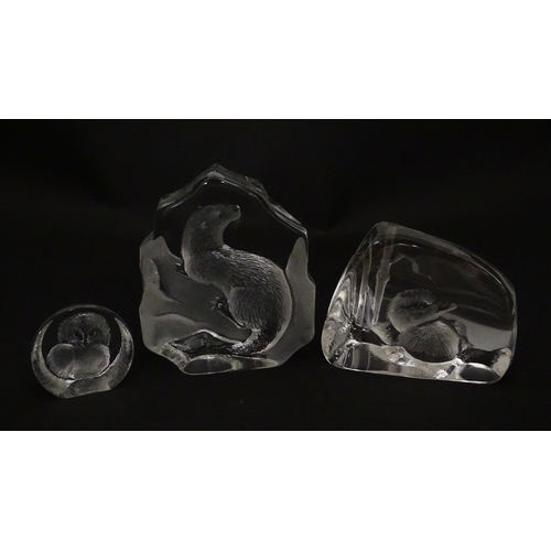 326 - Three Swedish Mats Jonassen glass animal paperweights comprising duckling, otter and owl. Largest ap... 