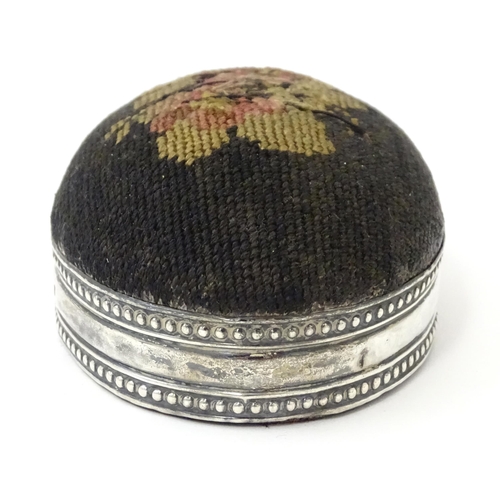 588 - A silver pin cushion of oval form hallmarked Birmingham 1905, maker E. Mander & Sons. Approx. 3 1/2