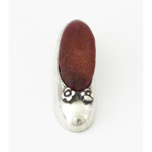 590 - A .925 silver novelty pin cushion formed as a shoe / slipper. Approx. 1 1/2