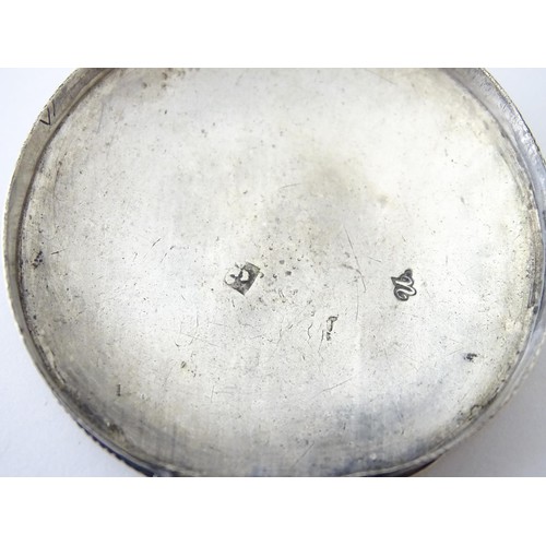 593 - A Dutch silver pill box with shield detail. Approx. 2