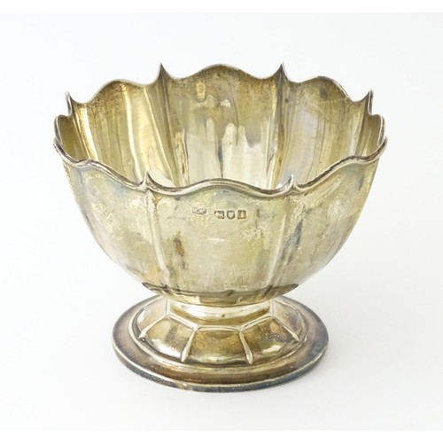 596 - A silver pedestal bowl hallmarked London 1904, maker Mappin & Webb. Approx. 3 1/2