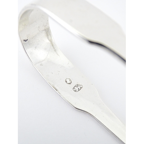 601 - Assorted silver items comprising a pair of Victorian Fiddle pattern salt spoons hallmarked London 18... 