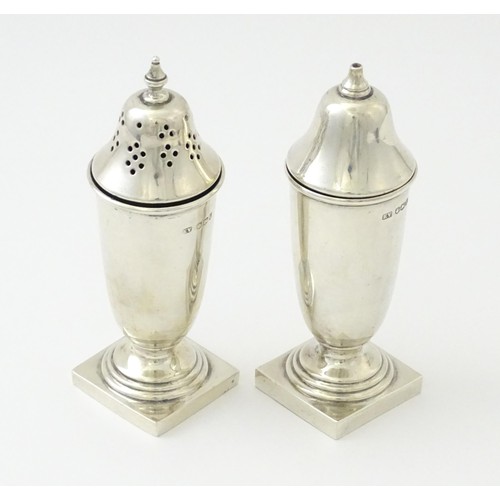 603 - A silver cruet set comprising salt and pepper, hallmarked Sheffield 1938, maker Viner's Ltd. Approx.... 