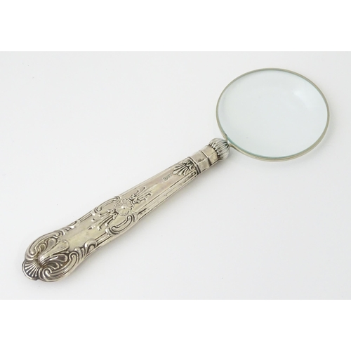 606 - A silver handled magnifying glass. Approx. 6 1/4