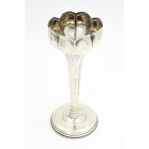 636 - A silver bud vase hallmarked Birmingham 1904. Approx. 7 1/2