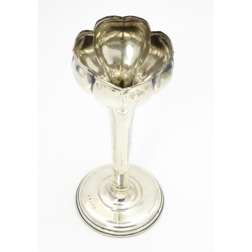 636 - A silver bud vase hallmarked Birmingham 1904. Approx. 7 1/2