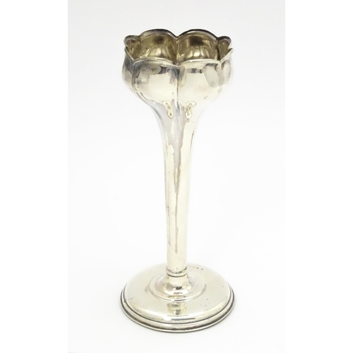 636 - A silver bud vase hallmarked Birmingham 1904. Approx. 7 1/2