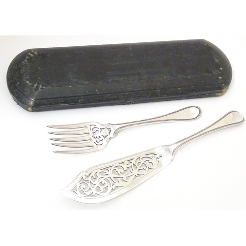 664 - A cased pair of silver plate Old English pattern fish servers, cased. Case approx. 14 1/2