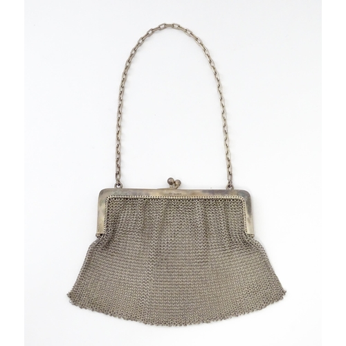 678 - A ladies silver purse with import marks for London 1904 importer Paul Ettlinger . Approx. 5