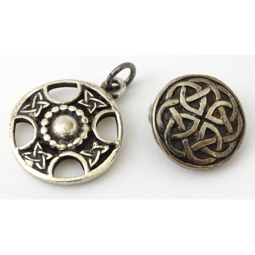 976 - An Iona silver pendant of Celtic cross style detail, maker John Hart Iona Silver. Approx. 3/4