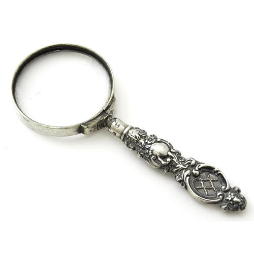 351 - A small silver handled magnifying glass. Approx. 3 1/2