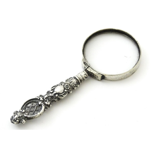 351 - A small silver handled magnifying glass. Approx. 3 1/2