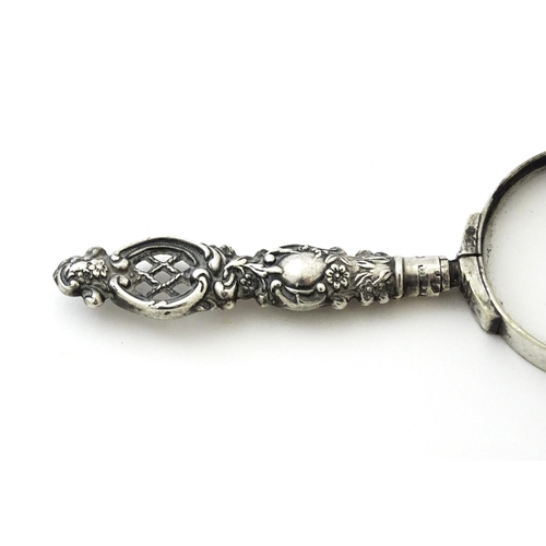 351 - A small silver handled magnifying glass. Approx. 3 1/2