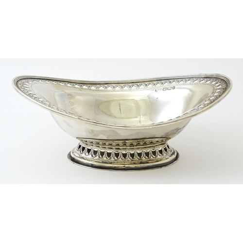 360 - A Victorian silver bon bon dish / sweetmeat bowl with pierced decoration with hallmarked Sheffield 1... 