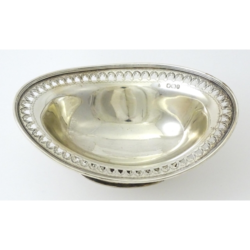 360 - A Victorian silver bon bon dish / sweetmeat bowl with pierced decoration with hallmarked Sheffield 1... 