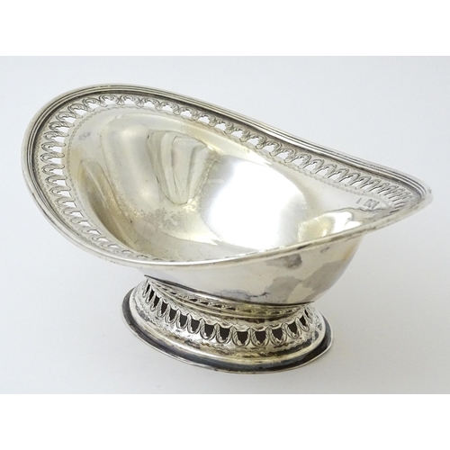 360 - A Victorian silver bon bon dish / sweetmeat bowl with pierced decoration with hallmarked Sheffield 1... 