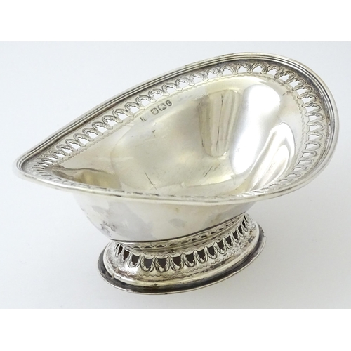 360 - A Victorian silver bon bon dish / sweetmeat bowl with pierced decoration with hallmarked Sheffield 1... 