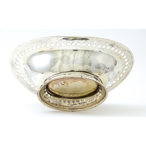 360 - A Victorian silver bon bon dish / sweetmeat bowl with pierced decoration with hallmarked Sheffield 1... 