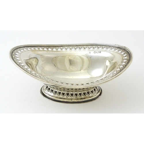 360 - A Victorian silver bon bon dish / sweetmeat bowl with pierced decoration with hallmarked Sheffield 1... 