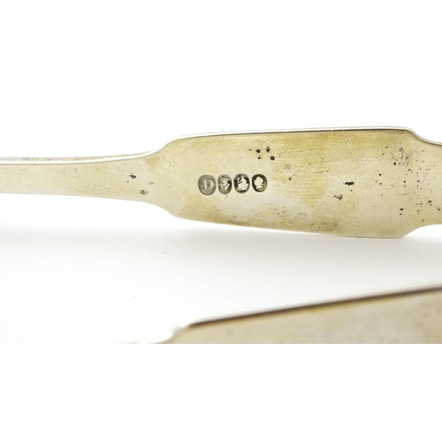 366 - Irish silver sugar tongs hallmarked Dublin 1824, bearing maker's marks for Christopher Eades and M. ... 