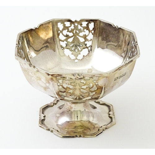 372 - A silver pedestal bon bon dish with pierced decoration hallmarked Sheffield 1993, maker Camelot Silv... 