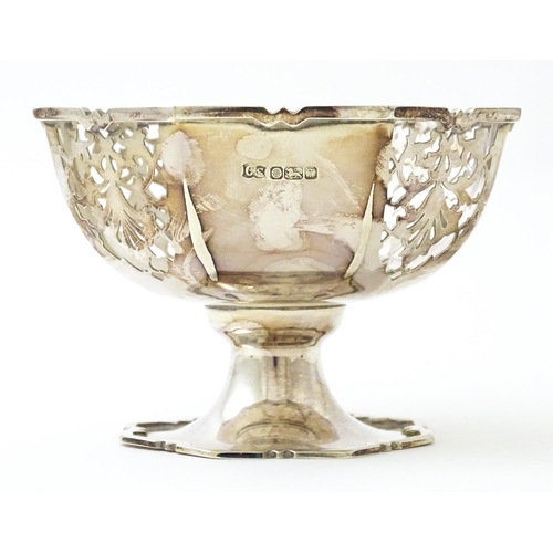 372 - A silver pedestal bon bon dish with pierced decoration hallmarked Sheffield 1993, maker Camelot Silv... 