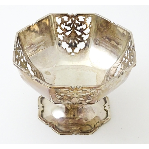 372 - A silver pedestal bon bon dish with pierced decoration hallmarked Sheffield 1993, maker Camelot Silv... 