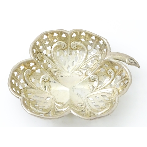 384 - A silver bon bon dish formed as a clover leaf with pierced decoration, hallmarked Birmingham 1901. m... 