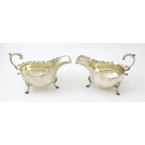 386 - A pair of silver sauce boats hallmarked Sheffield 1926, maker Thomas Bradbury & Sons Ltd. Approx. 5 ... 